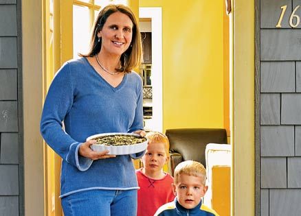 Suzane Schlosberg and her kids prepare to deliver a "good neighbor" meal