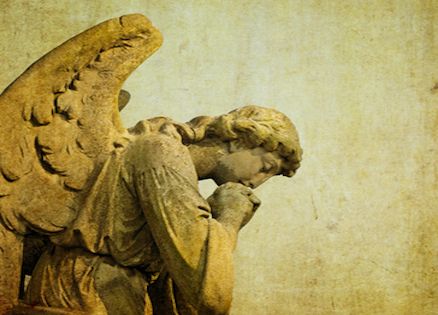 statue of an angel praying