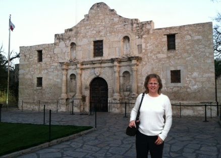 Author Janelle Mowery in front of the Alamo
