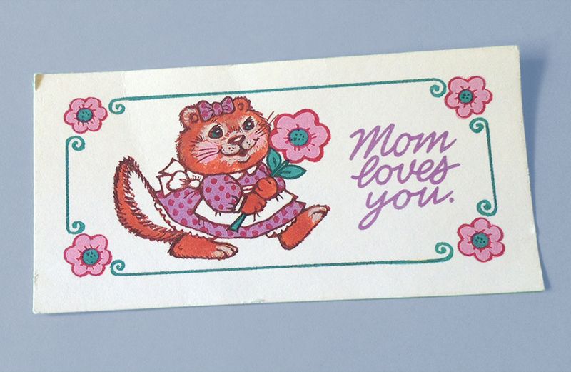 Small greeting card with the words, "Mom loves you!"