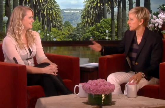 Ellen DeGeneres chats with waitress Sarah Hoidahl.