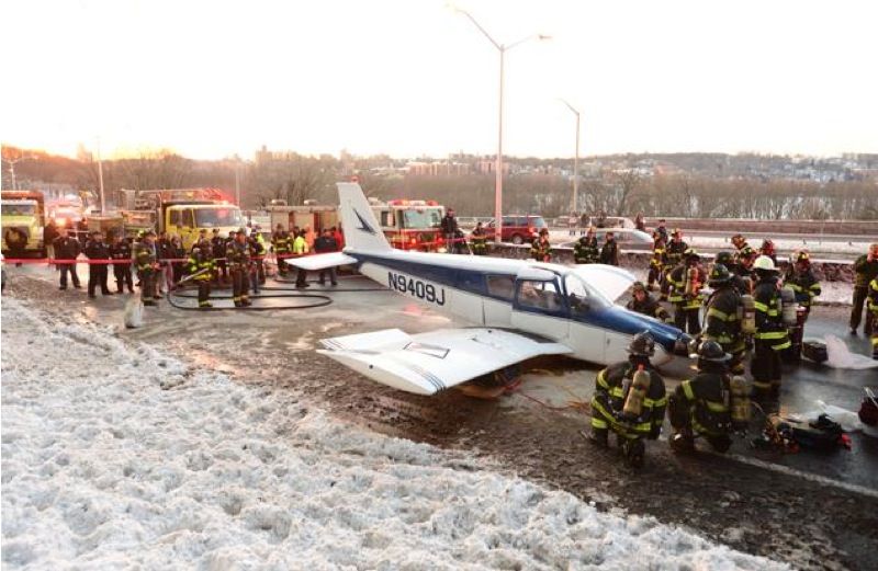Plane landed on the Major Deegan Expressway; James Keivom/New York Daily News