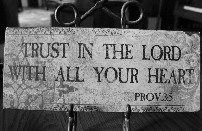 A plaque with Proverbs 3:5 on it
