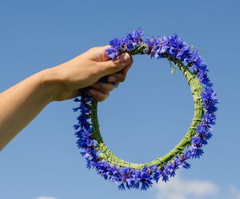 A flower wreath against the sky.