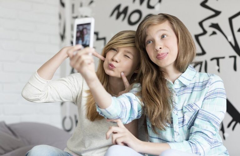 teen girls selfie