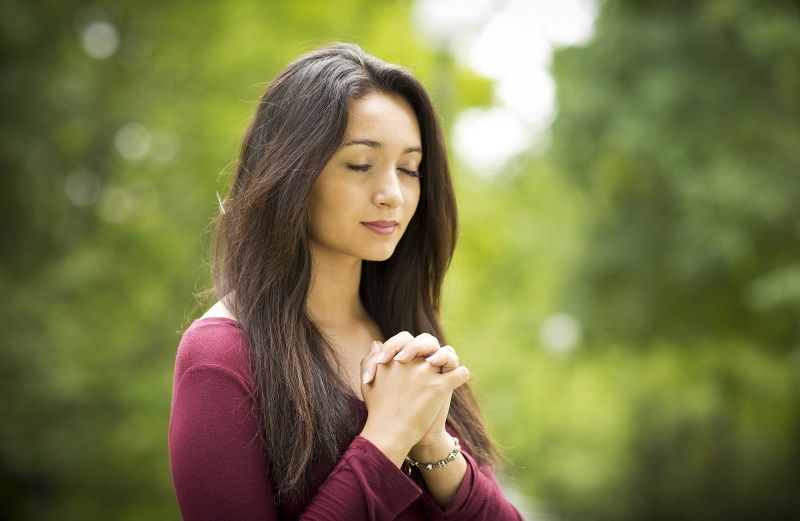 woman praying and developing good prayer habits