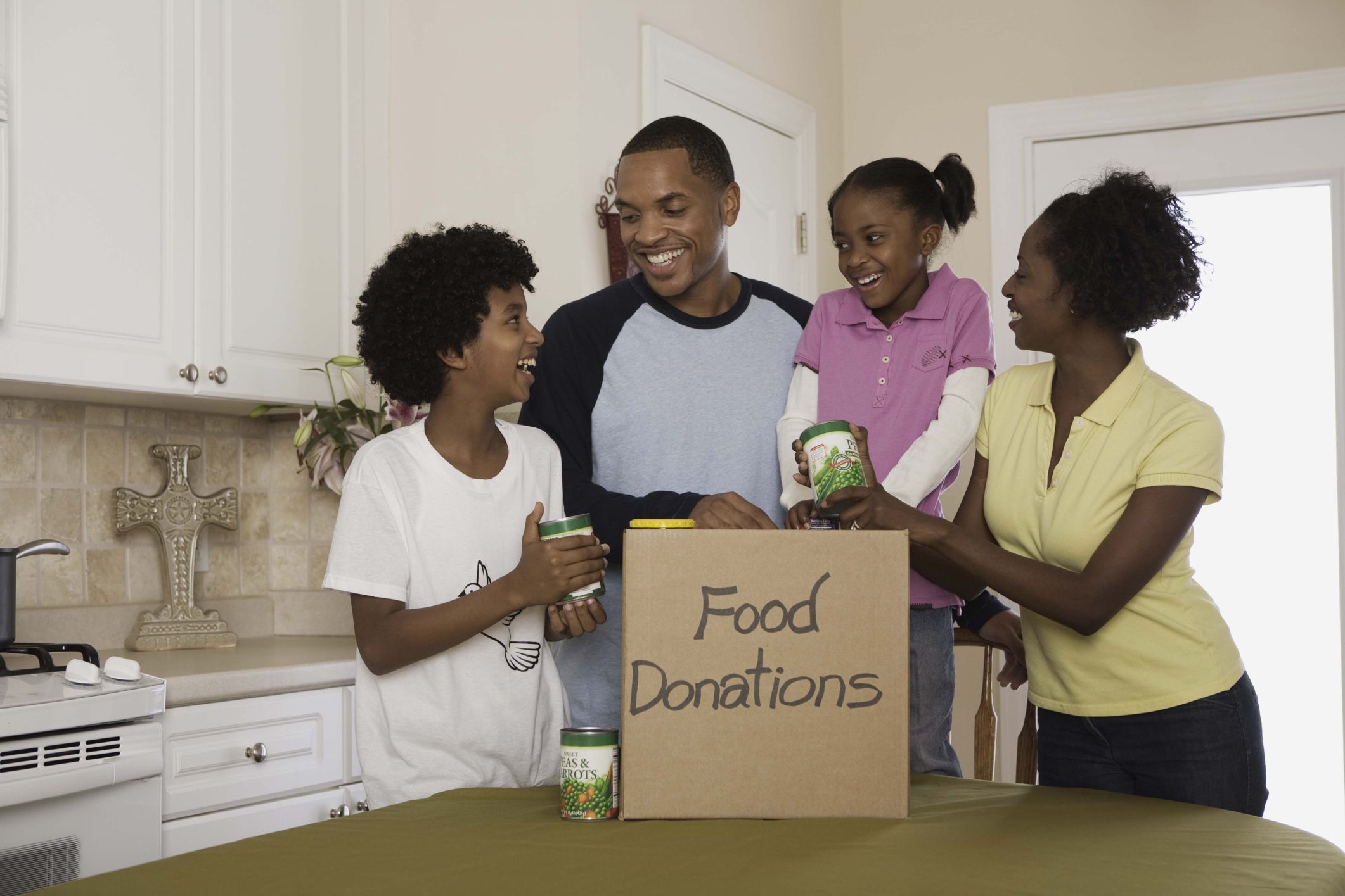 Family preparing a food donation. Thinkstock.