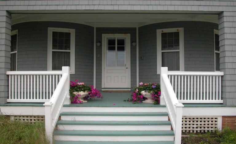 Porch steps. Thinkstock.