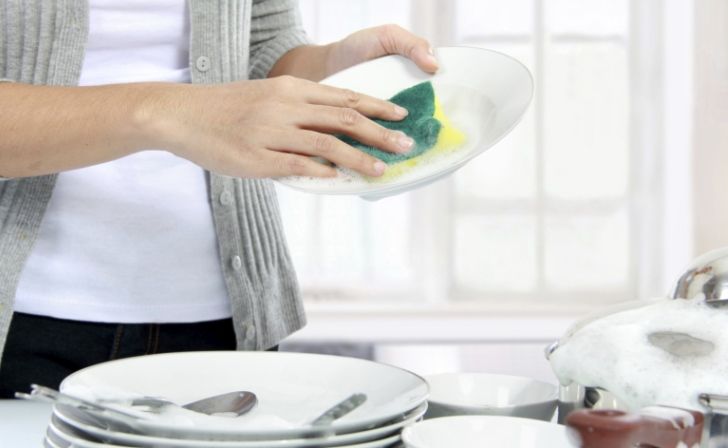 woman washing dishes