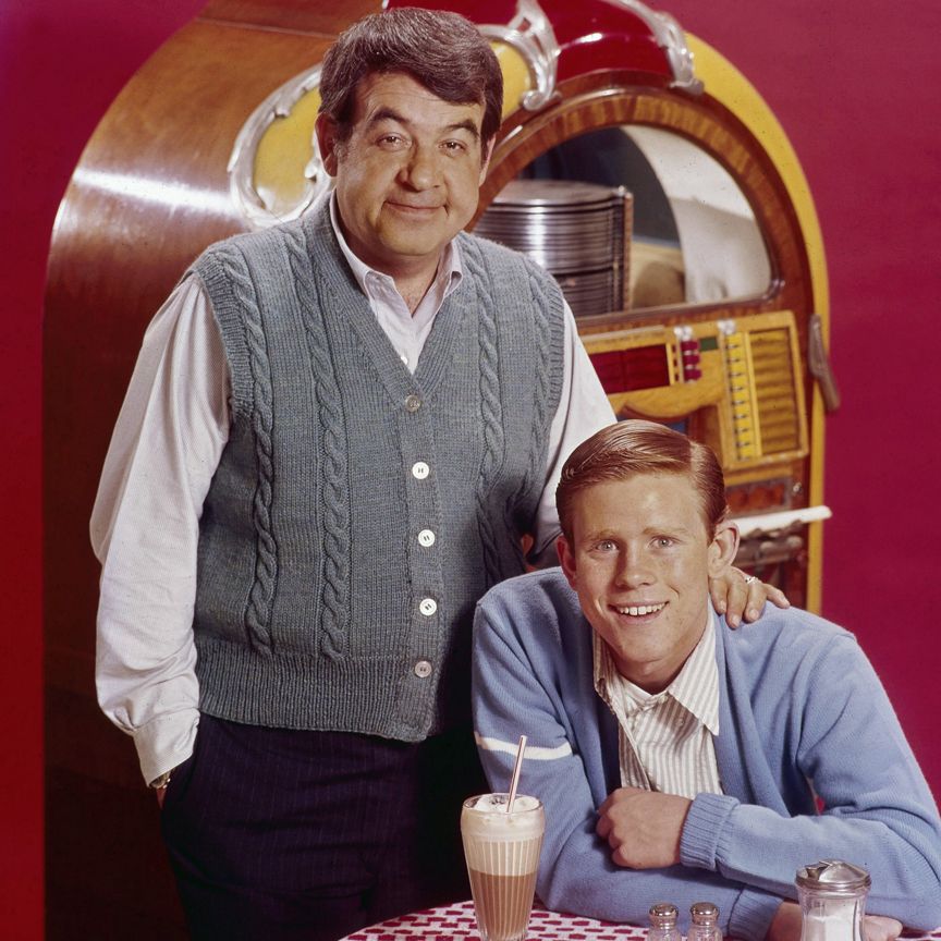 Tom  Bosley and Ron Howard as Howard Cunningham and son Rickie on Happy Days