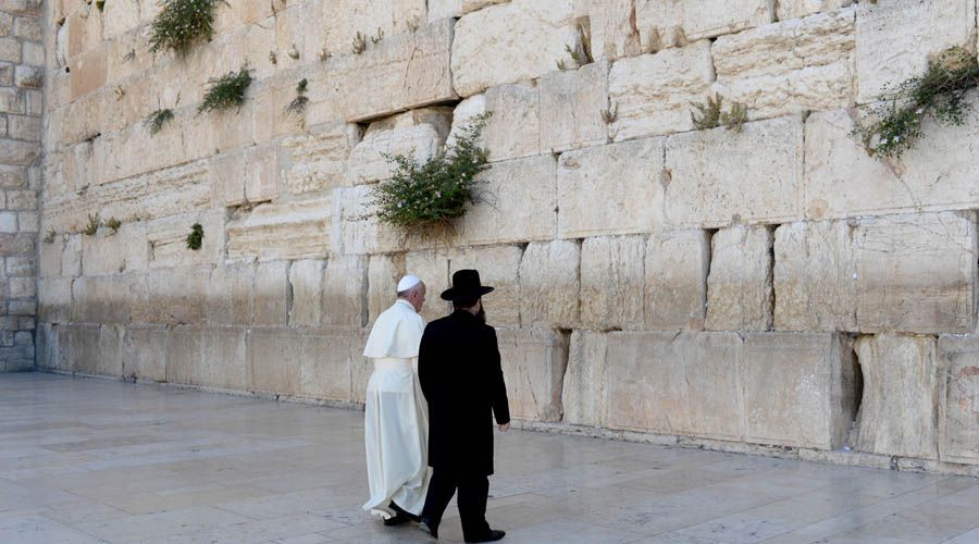 Pope Francis and the Chief Rabbi of Israel approach the Western Wall.