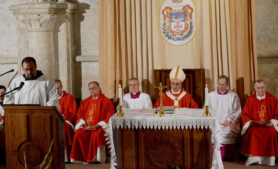 pope_francis_with_church_dignitaries_at_the_cenacle_atop_mount_zion3