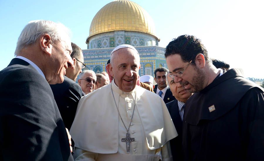Pope Francis with Muslim leaders near the temple mounts dome of the rock