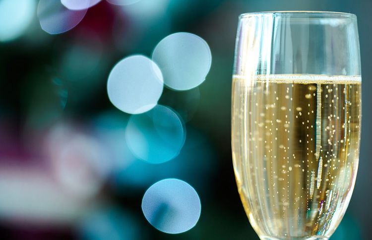Russia celebrates New Year's with champagne