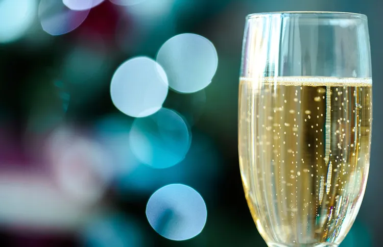 Russia celebrates New Year's with champagne