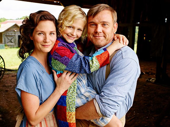 Guideposts: (l to r) Jennifer Nettles, Alyvia Lind and Ricky Schroder