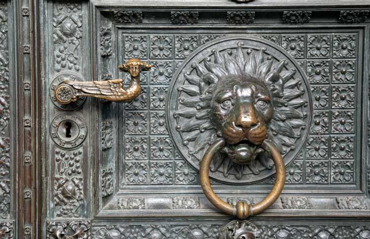 Guideposts: The main door of the Cologne Cathedral