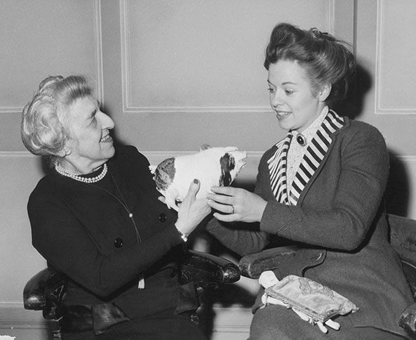 Guideposts: Edith shows her pig to actress Teresa Thorne, who portrayed Edith in the 1958 film A Night to Remember