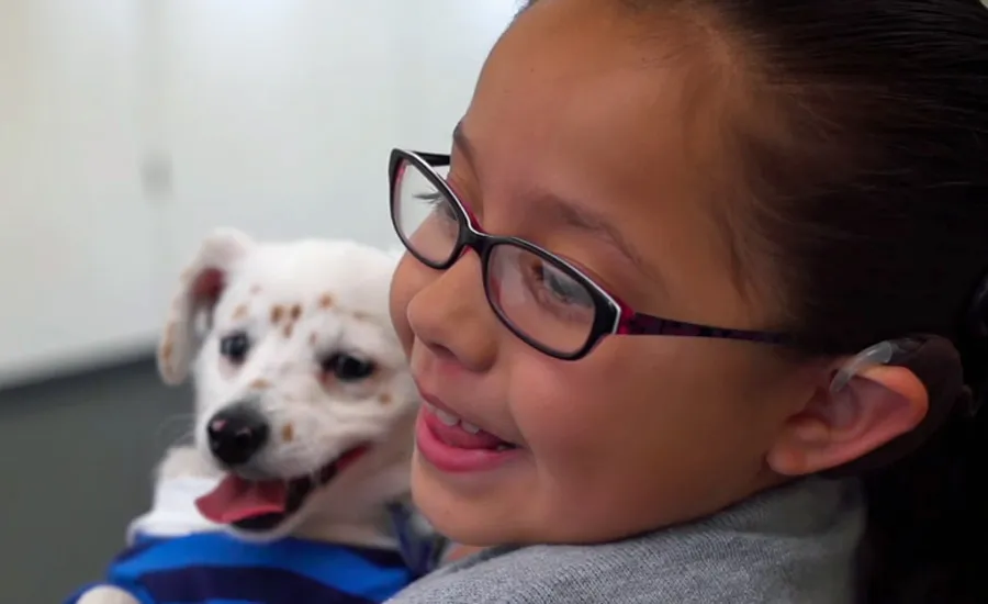 Deaf girl teaches puppy to sign