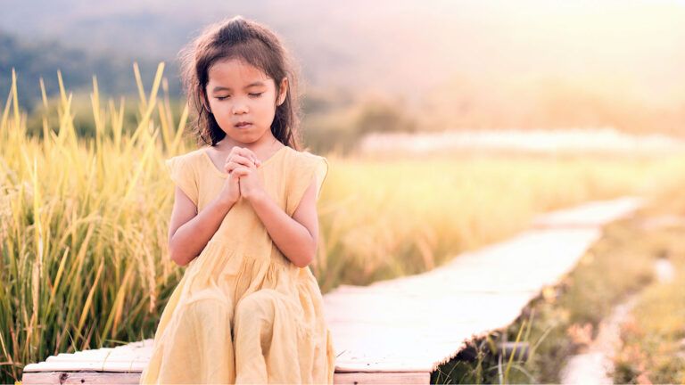 A little girl prays.