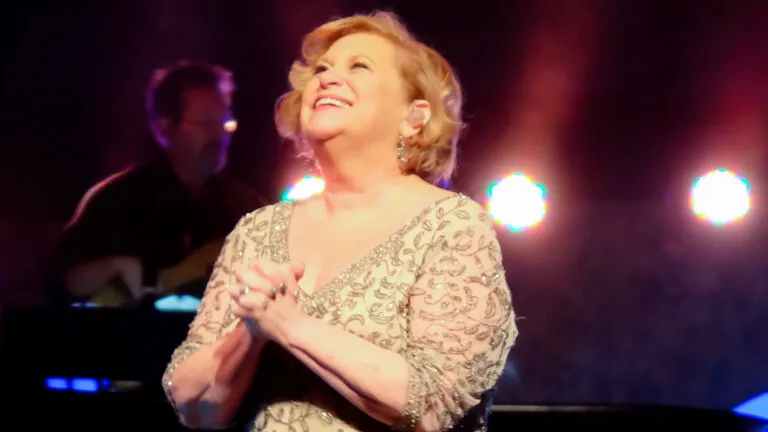 Sandi Patty performing