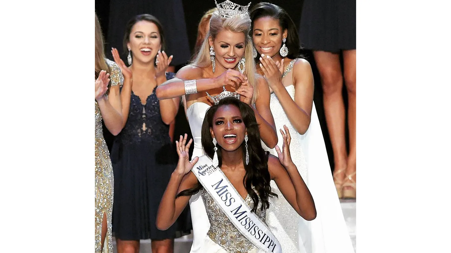 Asya is crowned Miss Mississippi 2018 by her predecessor, Anne Elizabeth Buys, Miss Mississippi 2017.