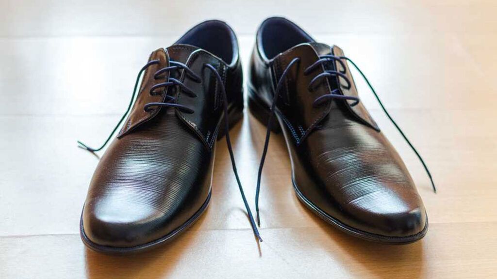 A pair of men's shoes