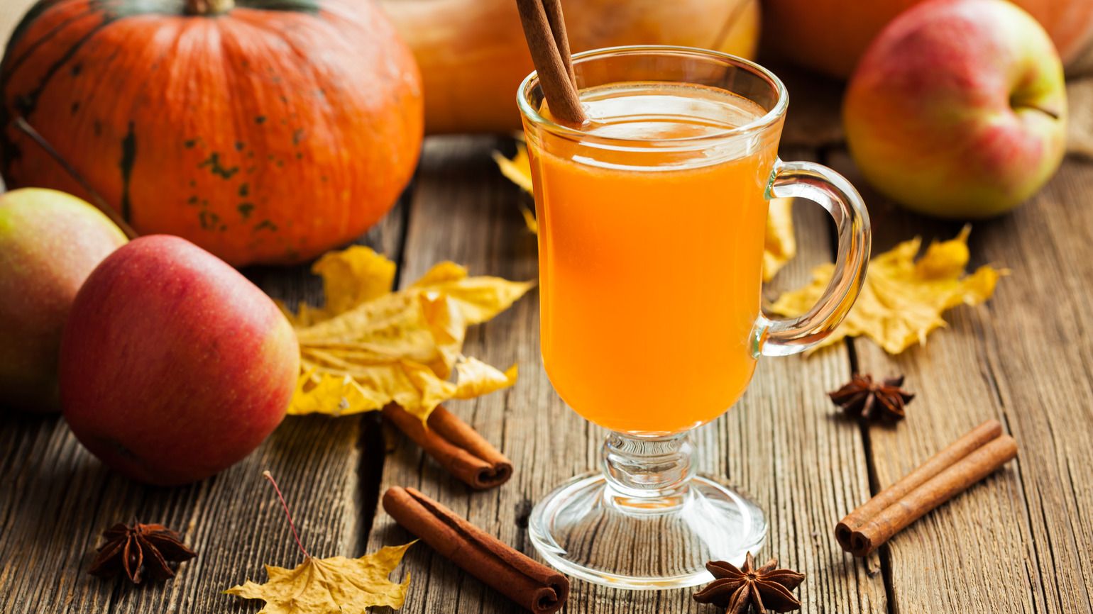 Hot apple cider healthy traditional winter Christmas or thanksgiving holiday (Getty)