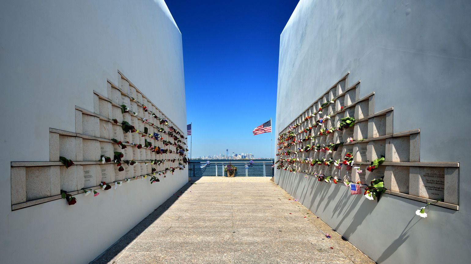 Post Cards 9-11 memorial on Staten Island in New York City (Alamy)