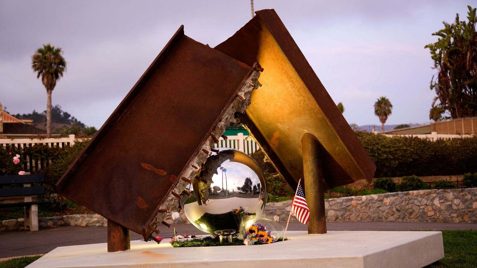 Semper Memento 9-11 Monument in Heisler Park, Laguna Beach, California (Alamy)