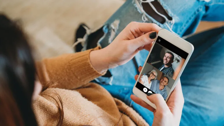 Girl facetiming with her family to avoid doomscrolling