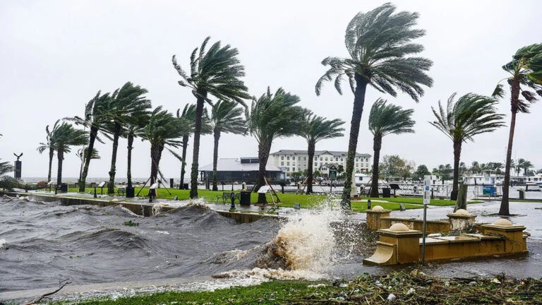 Hurricane Ian slams into Florida. Photo by Gerardo Mora/Getty Images.