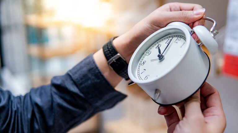 Adjusting an alarm clock for daylight savings
